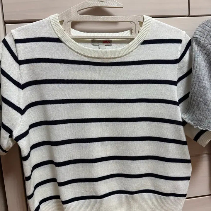 [BUNJANG] Striped Cropped T-Shirt &amp; Grey T-Shirt Bundle / 허리 잘록 반팔티 두개
