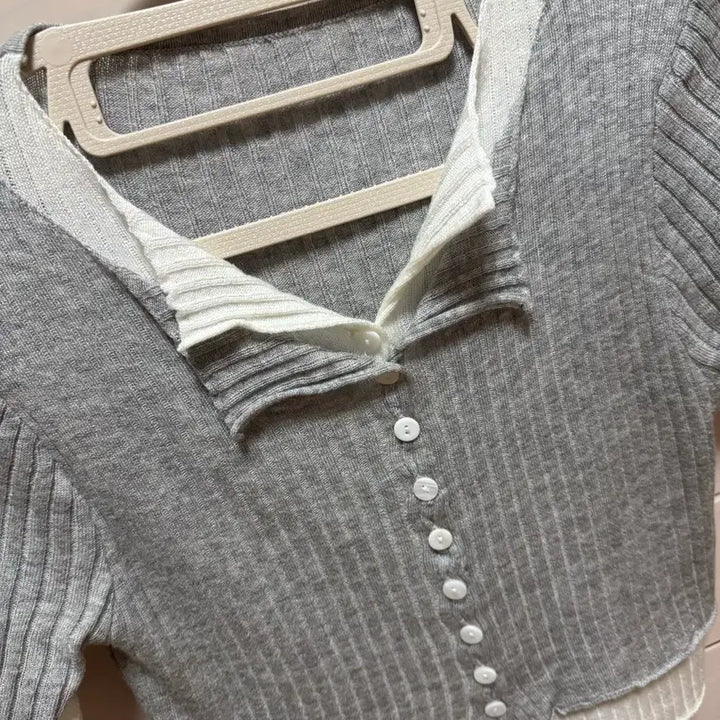 [BUNJANG] Striped Cropped T-Shirt &amp; Grey T-Shirt Bundle / 허리 잘록 반팔티 두개