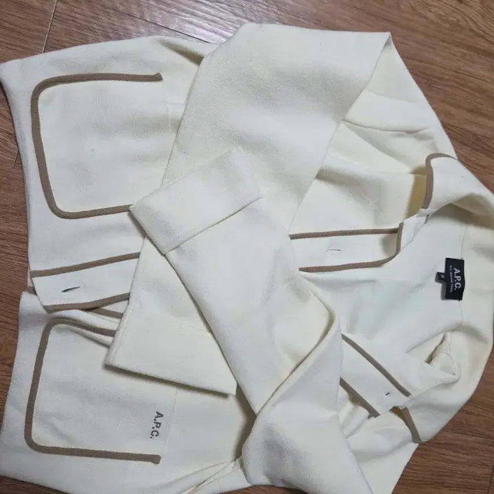[BUNJANG] A.P.C. Ivory Cardigan with Brown Trim / 아페쎄 가디건 팝니다
