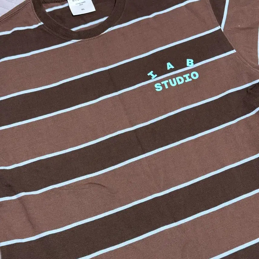 [BUNJANG] IAB Studio Stripe T-Shirt Brown XL / 아이앱 스튜디오 스트라이프 티셔츠 브라운 xl 상태최상