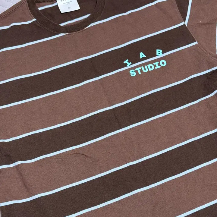 [BUNJANG] IAB Studio Stripe T-Shirt Brown XL / 아이앱 스튜디오 스트라이프 티셔츠 브라운 xl 상태최상