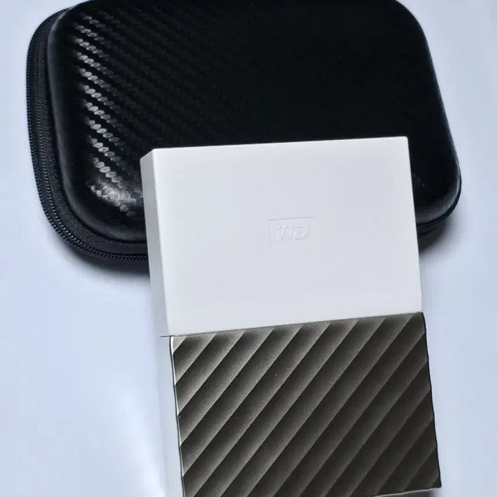 [BUNJANG] WD My Passport Ultra 4TB External Hard Drive - White Gold / WD My Passport Ultra 4TB 외장하드 화이트골드