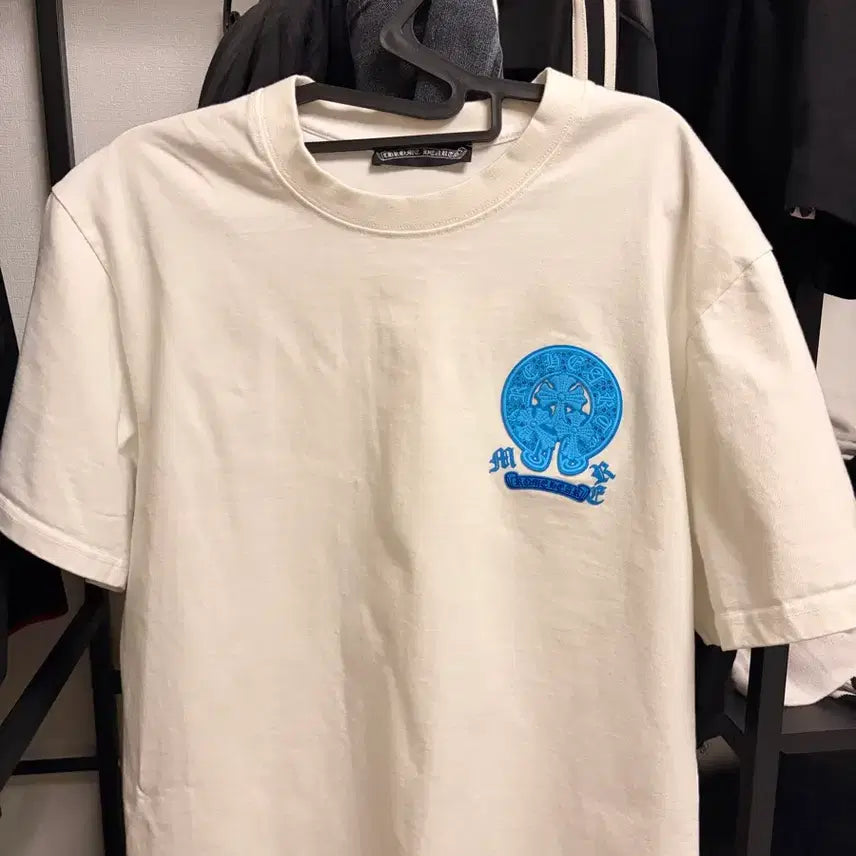 [BUNJANG] White Short Sleeve T-Shirt with Blue Embroidery / 화이트 반팔티