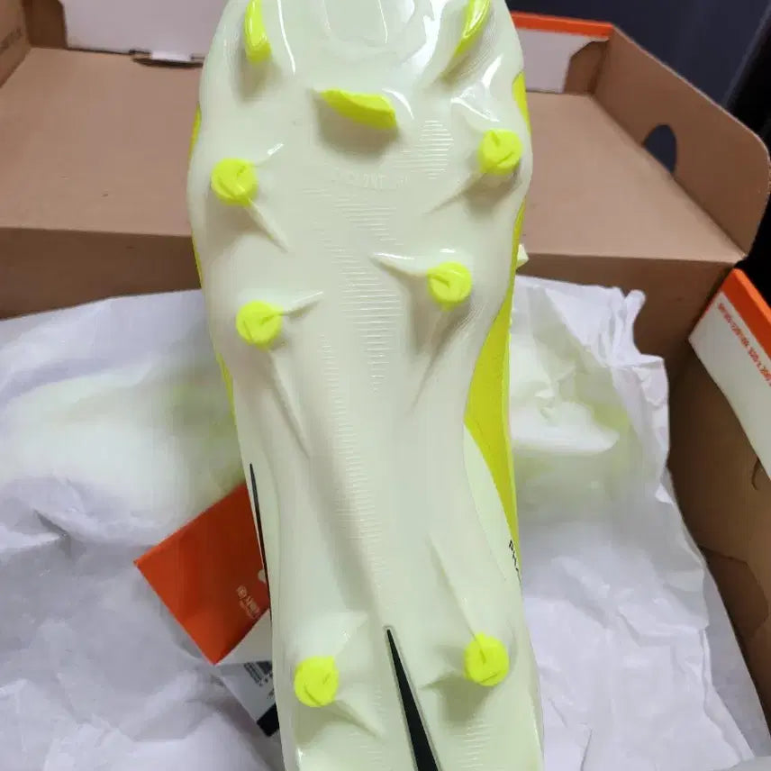 [BUNJANG] Nike Phantom 6 Low Pro FG Hyper Crimson/Limelight Football Boots (275) / 나이키 팬텀 6 로우 프로 FG 275 새상품