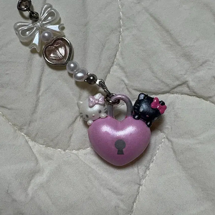 [BUNJANG] Hello Kitty Angel Devil Lock Strap Keychain / 헬로키티 천사 악마 자물쇠 스트랩 키링