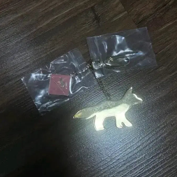 [BUNJANG] Shu Uemura x Maison Kitsuné Collaboration Fox Charm Keychain / 슈에무라 + 메종키츠네 콜라보 - 폭스 키링