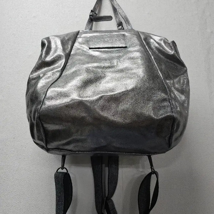 [BUNJANG] Icatrina Silver Leather Backpack / 이카트리나 실버 레더 백팩