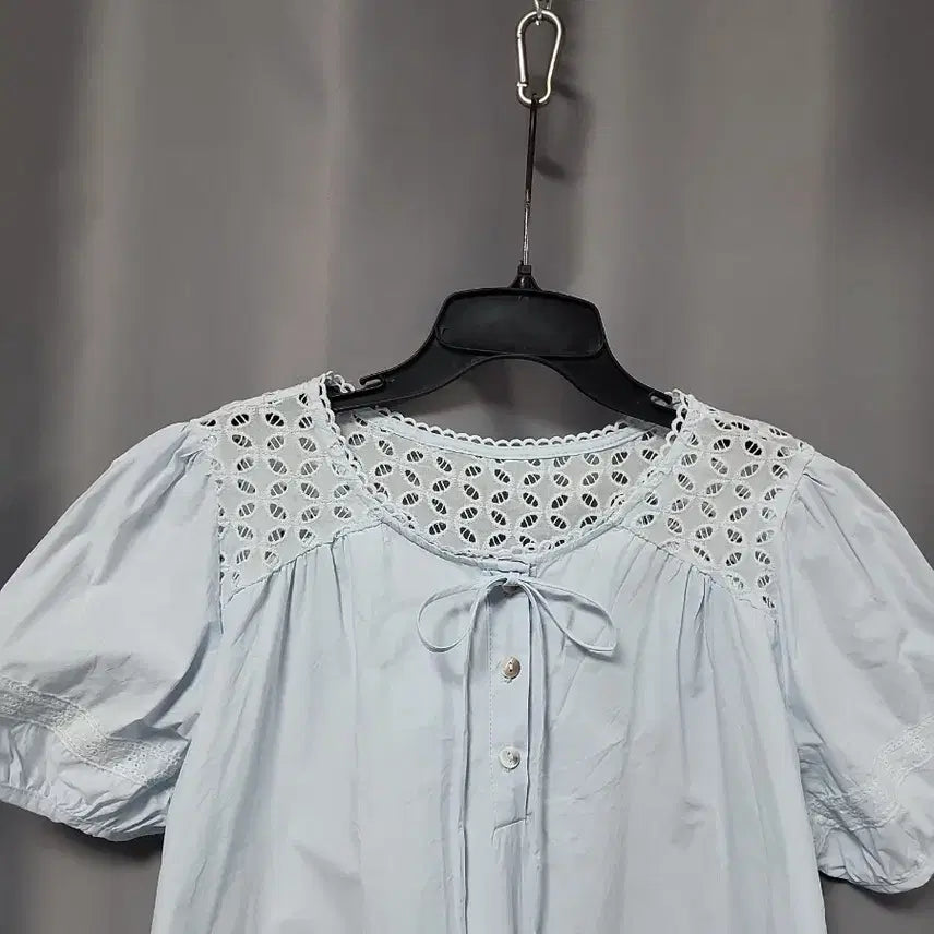 [BUNJANG] Punch Puff Blouse / 펀칭 퍼프 블라우스