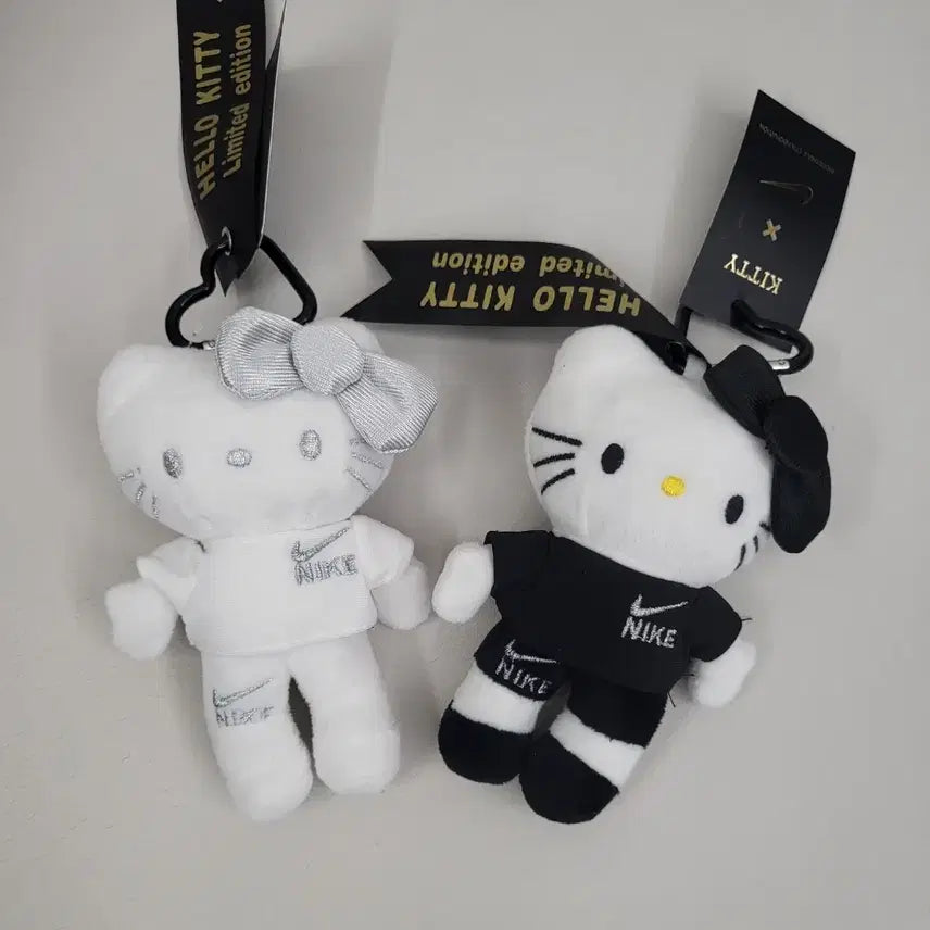 [SOLD OUT] 헬로키티 나이키 옷 인형 키링 2개 세트