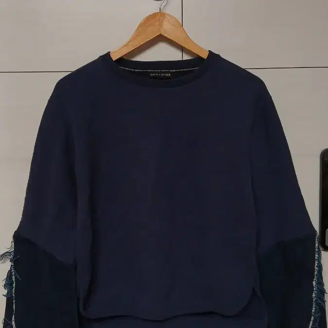 [BUNJANG] EACH X OTHER Navy Denim Patch Sweatshirt XS / 한섬 EACH X OTHER 네이비 데님 패치 맨투맨 XS사이즈