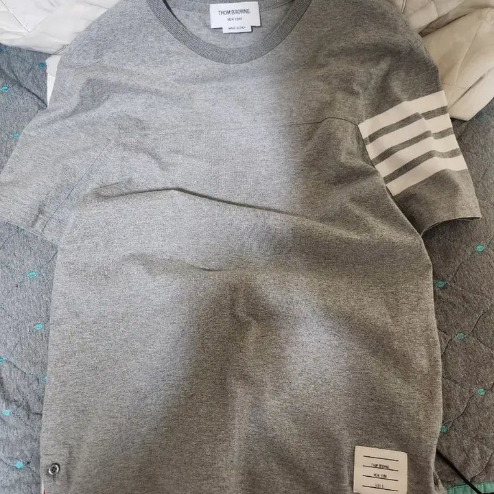 [BUNJANG] Thom Browne Signature Striped Sleeve Crewneck T-Shirt / 톰브라운 사선완장 라운드 반팔티