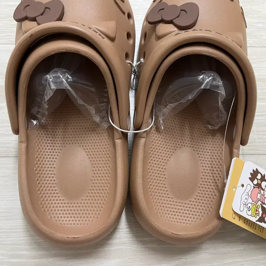 [BUNJANG] Sanrio Hello Kitty Crocs Clogs Brown Size 250 / 산리오 헬로키티 크록스 슬리퍼 브라운 250