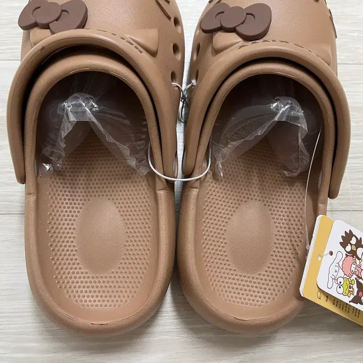 [BUNJANG] Sanrio Hello Kitty Crocs Clogs Brown Size 250 / 산리오 헬로키티 크록스 슬리퍼 브라운 250