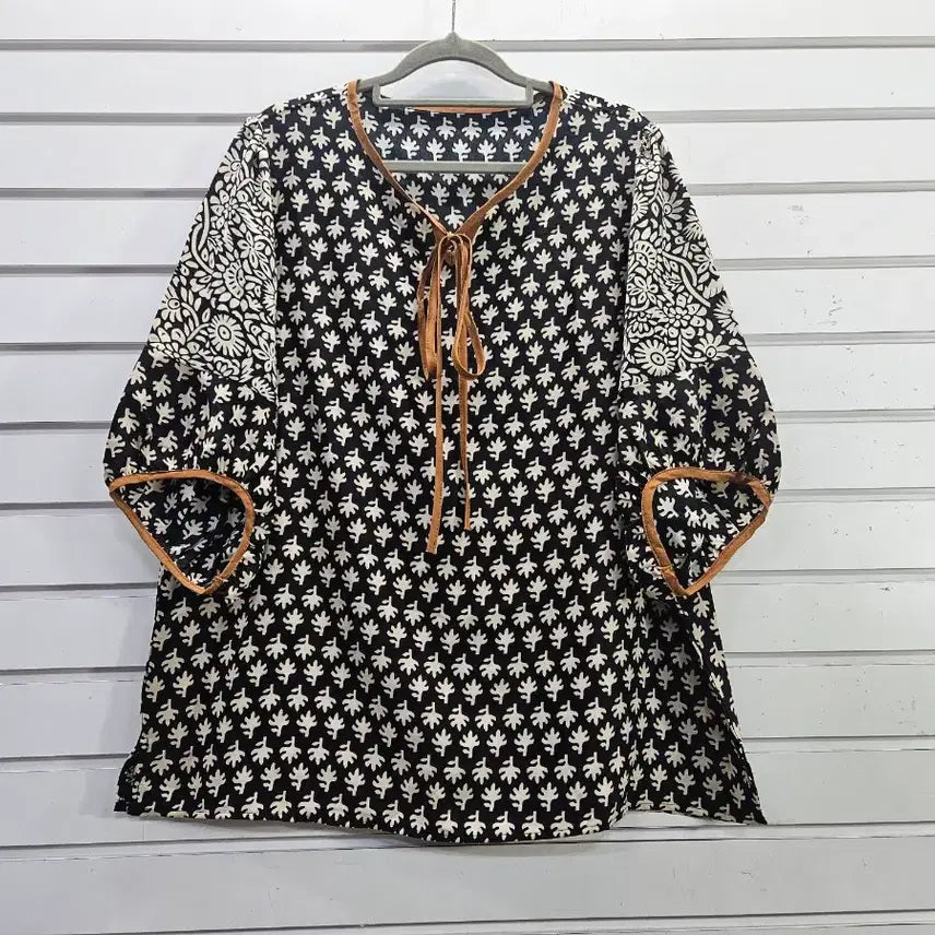 [BUNJANG] Patterned 7/8 Sleeve Tie-Front Blouse / 패턴무늬 칠부소매 앞끈장식 블라우스/보물찾기천사