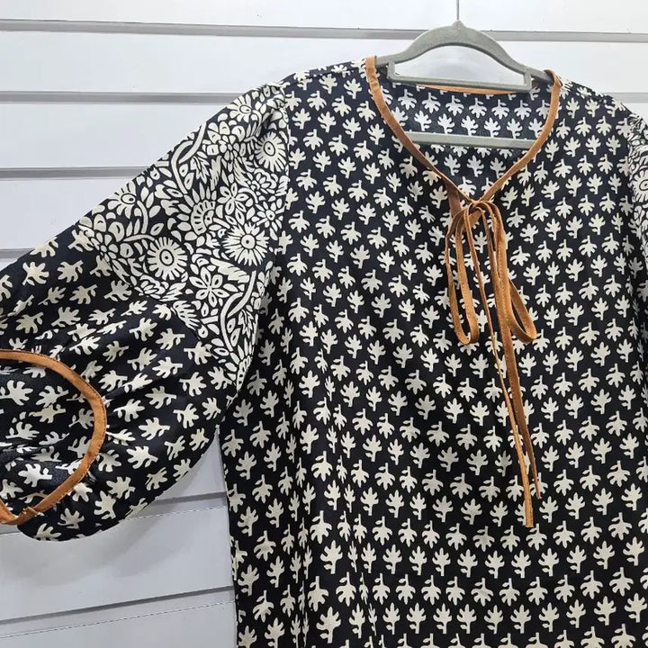 [BUNJANG] Patterned 7/8 Sleeve Tie-Front Blouse / 패턴무늬 칠부소매 앞끈장식 블라우스/보물찾기천사