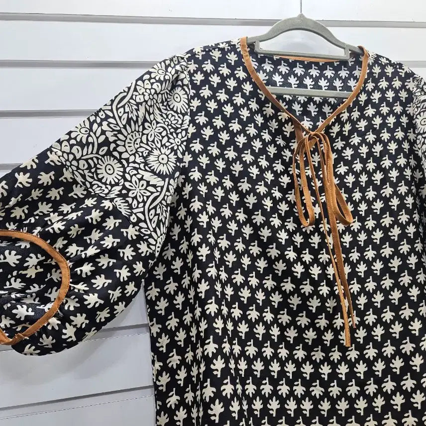 [BUNJANG] Patterned 7/8 Sleeve Tie-Front Blouse / 패턴무늬 칠부소매 앞끈장식 블라우스/보물찾기천사