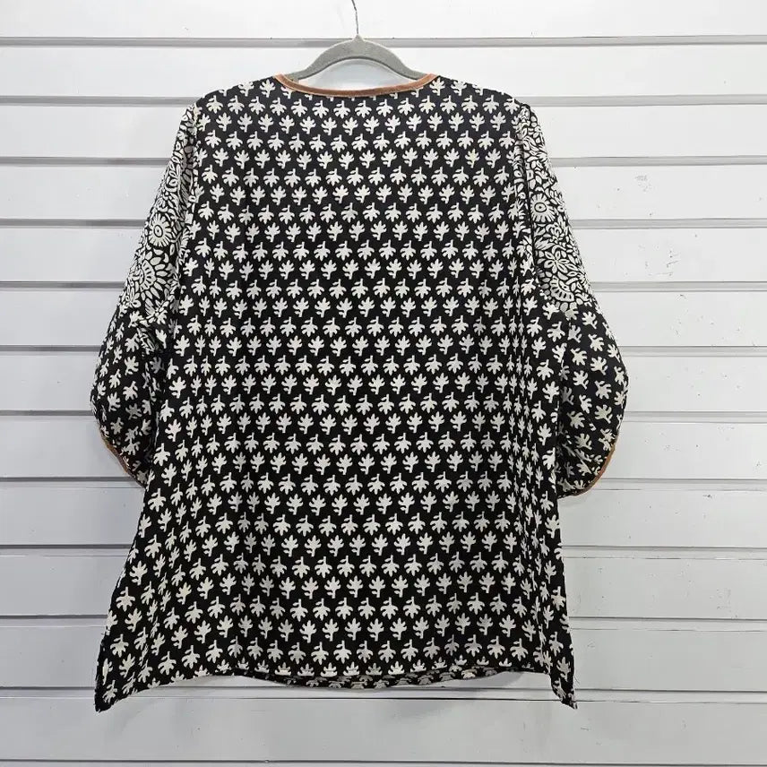 [BUNJANG] Patterned 7/8 Sleeve Tie-Front Blouse / 패턴무늬 칠부소매 앞끈장식 블라우스/보물찾기천사