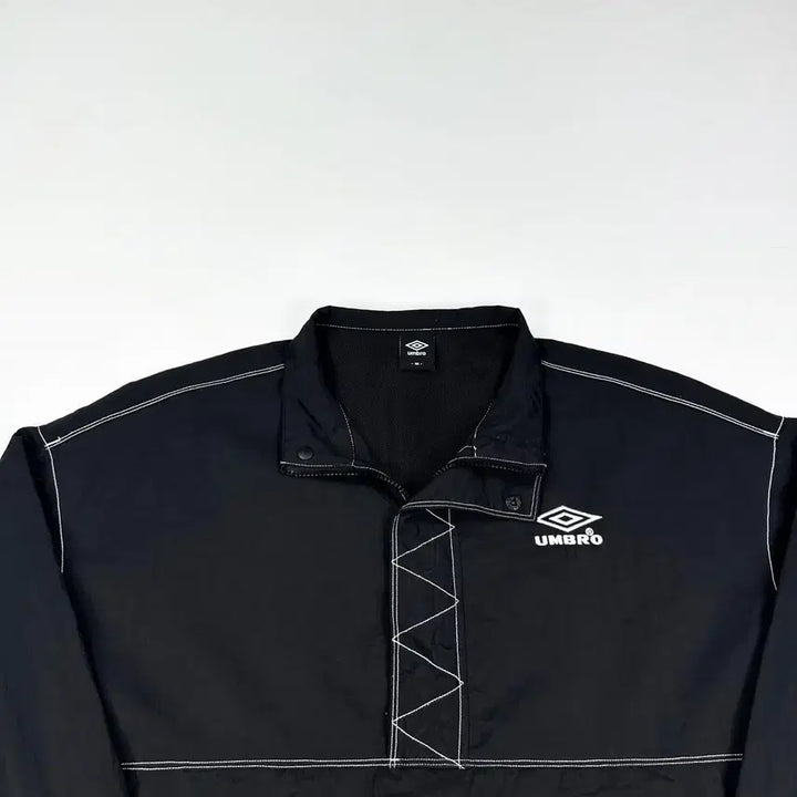 [SOLD OUT] 엄브로 블랙 백로고 반집업 바람막이 웜업 (L)