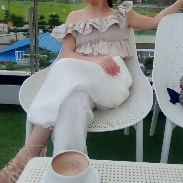 [BUNJANG] Ruffled Off-Shoulder Blouse &amp; White Balloon Pants Set / 프릴 오프숄더 블라우스 + 화이트 벌룬 팬츠