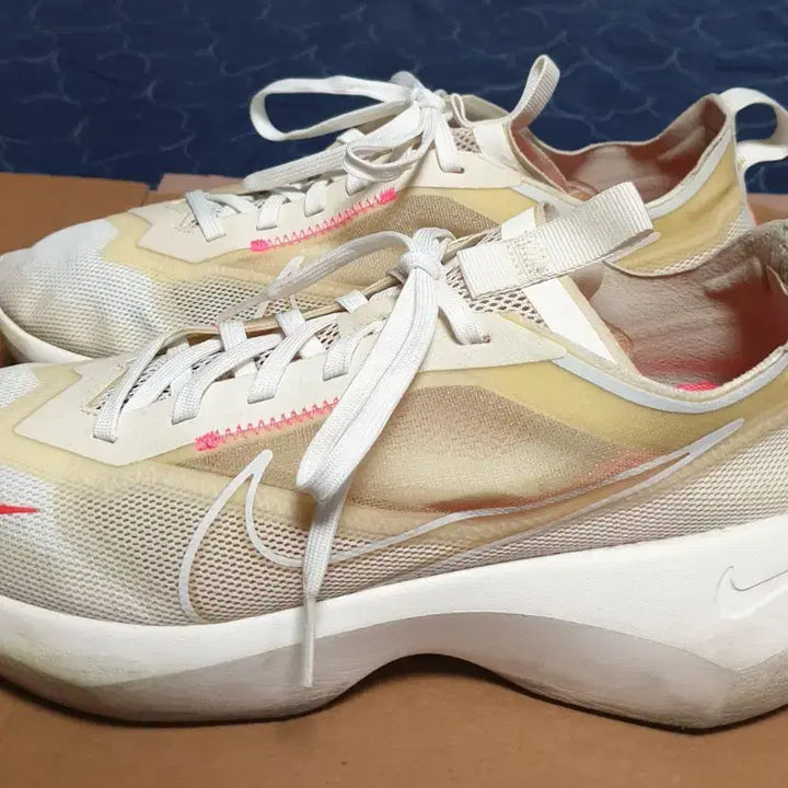 [BUNJANG] Nike Vista Lite Mesh Running Shoes White Crimson / (품절) 나이키 비스타 라이트 매쉬 런닝화 화이트 크림슨 (270)