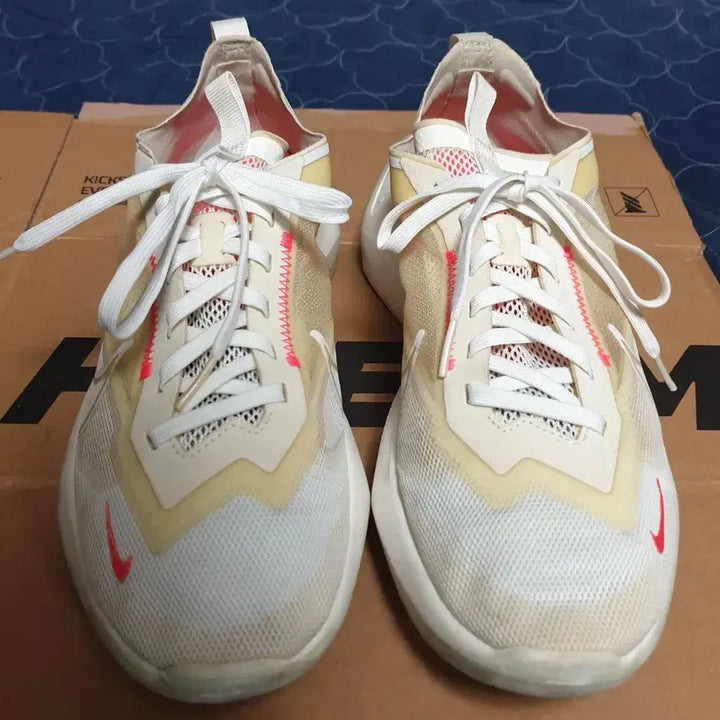 [BUNJANG] Nike Vista Lite Mesh Running Shoes White Crimson / (품절) 나이키 비스타 라이트 매쉬 런닝화 화이트 크림슨 (270)