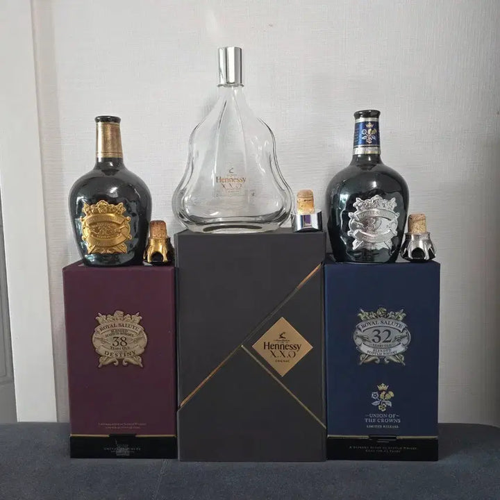 [BUNJANG] Royal Salute 38 Year Old &amp; 32 Year Old Empty Bottles with Hennessy Case / 로얄살루트 헤네시 위스키 공병