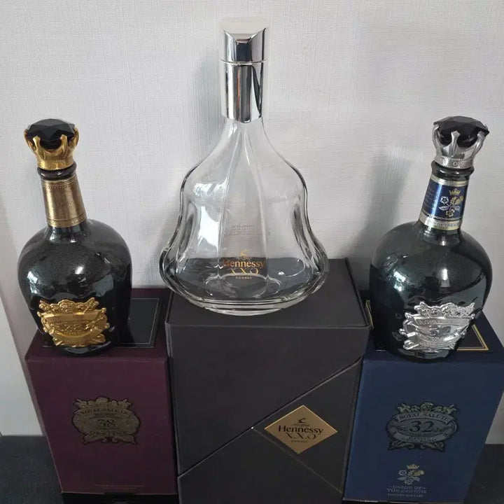 [BUNJANG] Royal Salute 38 Year Old &amp; 32 Year Old Empty Bottles with Hennessy Case / 로얄살루트 헤네시 위스키 공병