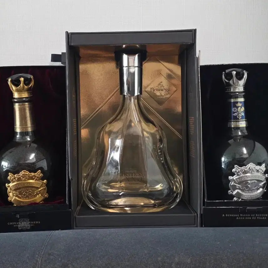 [BUNJANG] Royal Salute 38 Year Old &amp; 32 Year Old Empty Bottles with Hennessy Case / 로얄살루트 헤네시 위스키 공병