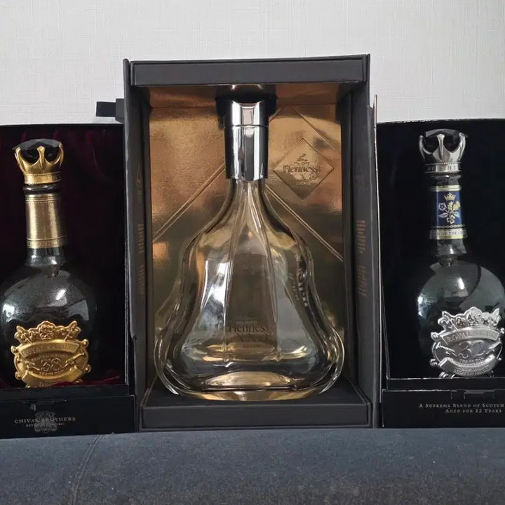 [BUNJANG] Royal Salute 38 Year Old &amp; 32 Year Old Empty Bottles with Hennessy Case / 로얄살루트 헤네시 위스키 공병