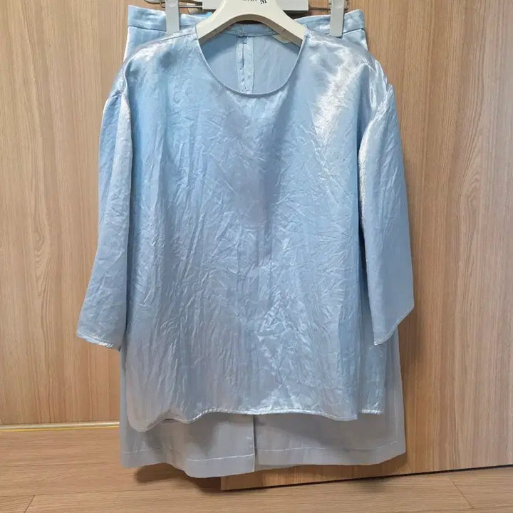 [BUNJANG] ORR Satin Wrinkle Skirt &amp; Blouse Set / (무배)ORR  새틴 링클 스커트 &amp; 블라우스 셋업