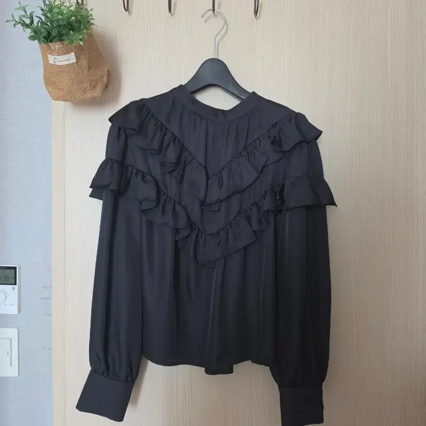 [BUNJANG] LUCKY CHOUETTE Black Ribbon Frill Blouse / 럭키슈에뜨 백리본  블랙 프릴 블라우스