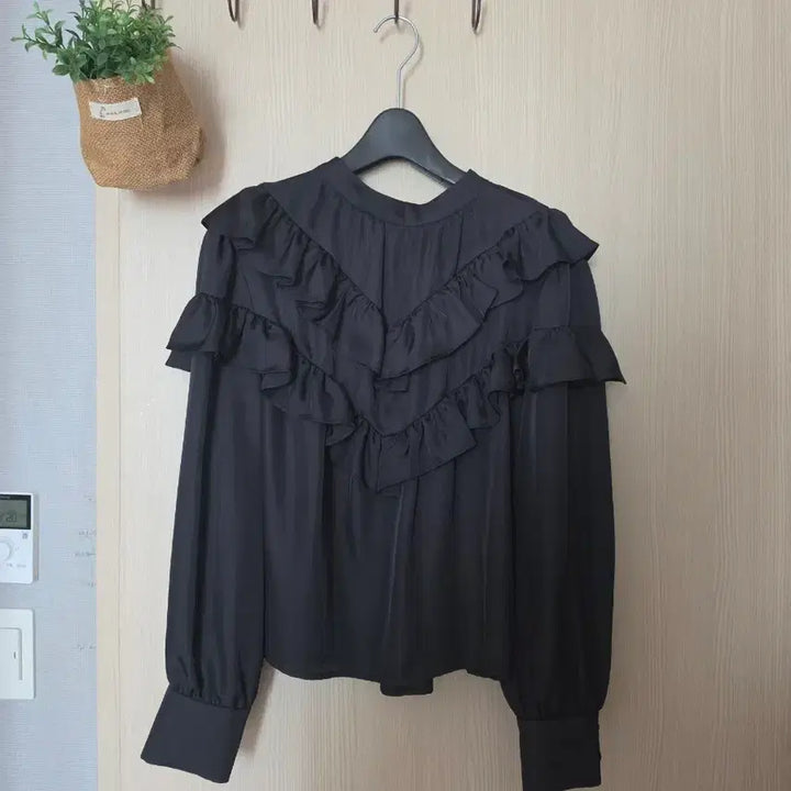 [BUNJANG] LUCKY CHOUETTE Black Ribbon Frill Blouse / 럭키슈에뜨 백리본  블랙 프릴 블라우스