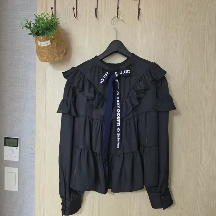[BUNJANG] LUCKY CHOUETTE Black Ribbon Frill Blouse / 럭키슈에뜨 백리본  블랙 프릴 블라우스