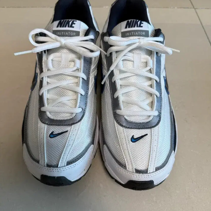 [BUNJANG] Nike Initiator White Obsidian Metallic Cool Grey / 나이키 이니시에이터 화이트 옵시디언 메탈릭 쿨 그레이 280