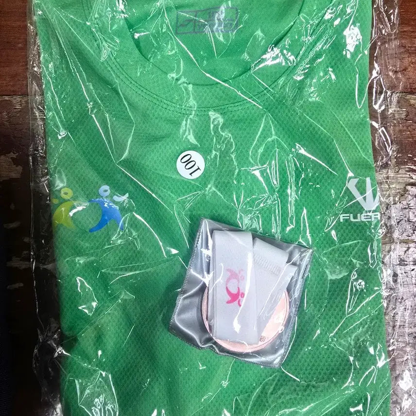 [BUNJANG] Seoul Citizen Marathon Commemorative T-Shirt (Size 100) &amp; 10km Completion Medal / 서울시민 마라톤 기념품 티셔츠 100 사이즈 +  10Km 완주메달