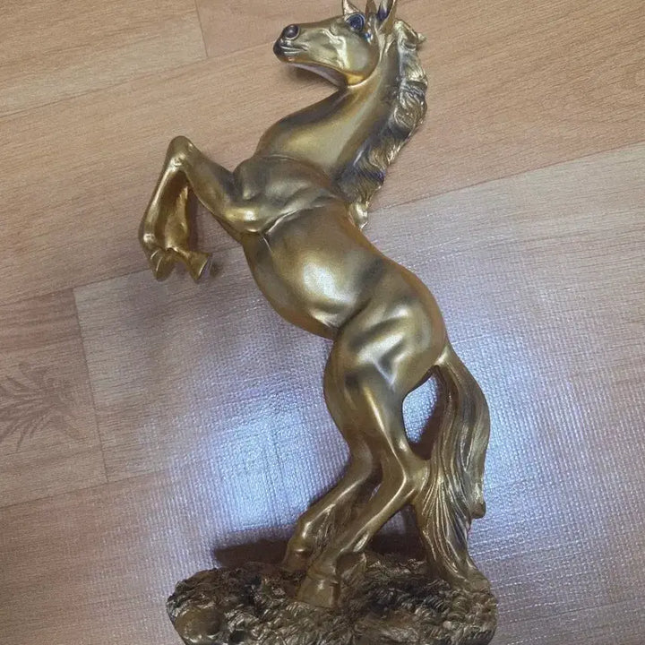 [BUNJANG] Golden Horse Figurine / 황금색 말 장식품 팔아요