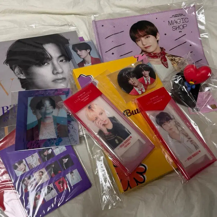 [BUNJANG] BTS V DICON Photobook, Magic Shop Mini Flag, Concert MD &amp; BT21 Tata Bundle Set / 일괄양도)방탄 디아이콘 뷔 화보집&amp;매직샵미니플래그&amp;콘서트MD&amp;BT21타타