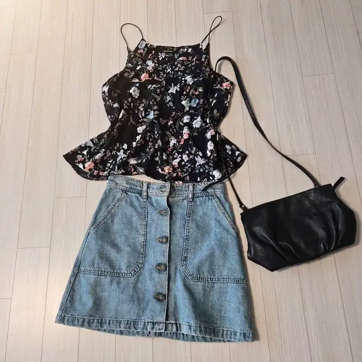 [BUNJANG] Plastic Island Floral Spaghetti Strap Camisole Top / 플라스틱아일랜드 플라워 스파게티 슬립 나시 (FREE)