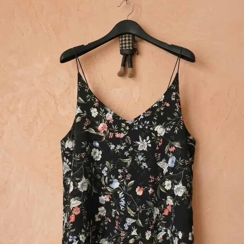 [BUNJANG] Plastic Island Floral Spaghetti Strap Camisole Top / 플라스틱아일랜드 플라워 스파게티 슬립 나시 (FREE)
