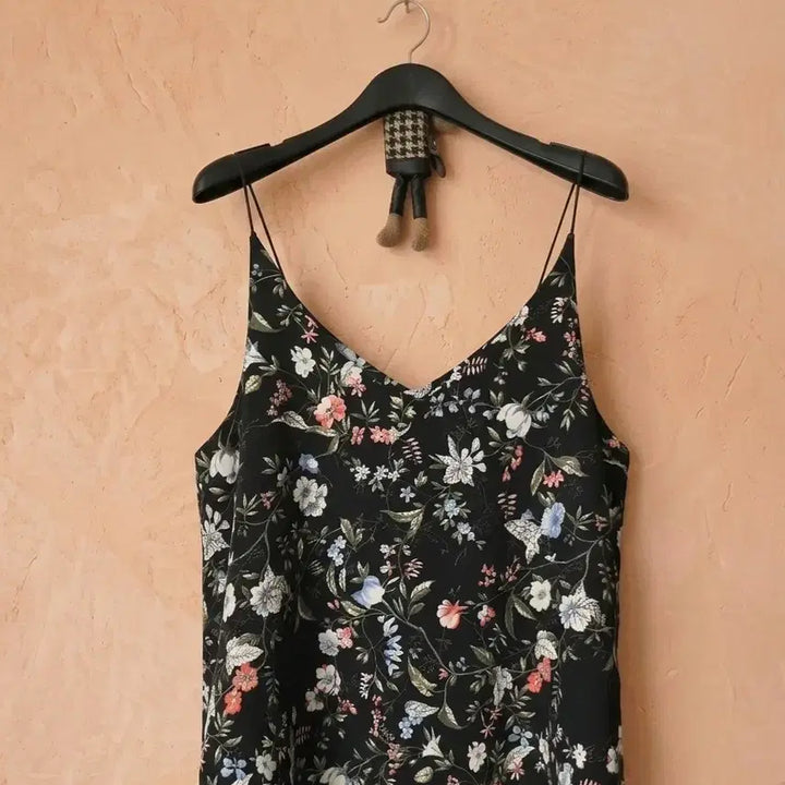 [BUNJANG] Plastic Island Floral Spaghetti Strap Camisole Top / 플라스틱아일랜드 플라워 스파게티 슬립 나시 (FREE)