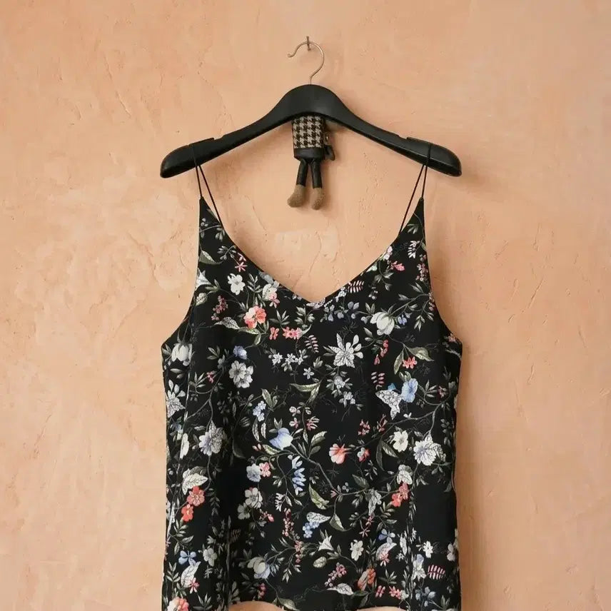[BUNJANG] Plastic Island Floral Spaghetti Strap Camisole Top / 플라스틱아일랜드 플라워 스파게티 슬립 나시 (FREE)