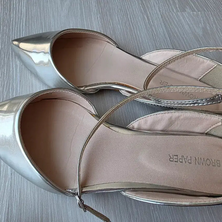 [BUNJANG] Brown Paper Silver Flat Sandals / 브라운페이퍼 실버 플랫 샌들