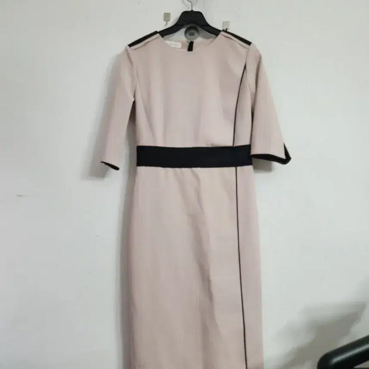 [BUNJANG] MICHAA Beige and Black Color Block Slim Fit Dress / 미샤베이지 블랙 배색 슬림핏 원피스