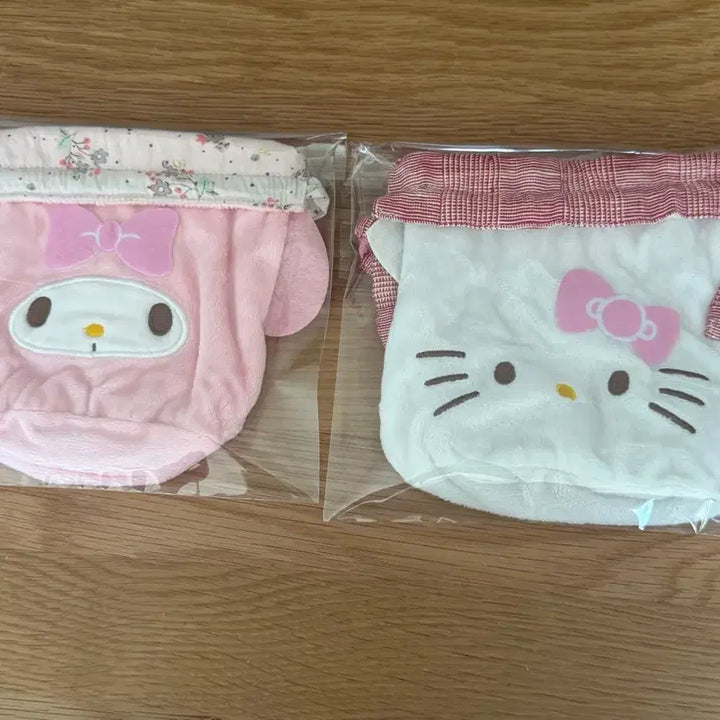 [BUNJANG] Hello Kitty My Melody Face Pouch / 헬로키티 마이멜로디 페이스 파우치 가챠에 안감 넣었어요.