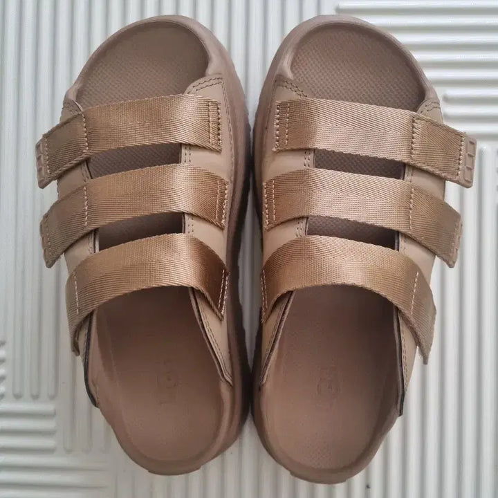 [BUNJANG] UGG GoldenGlow Slide Sandals (Size 240/US7) / [26신상/백화점정품] 어그 골든글로우 슬라이드 240