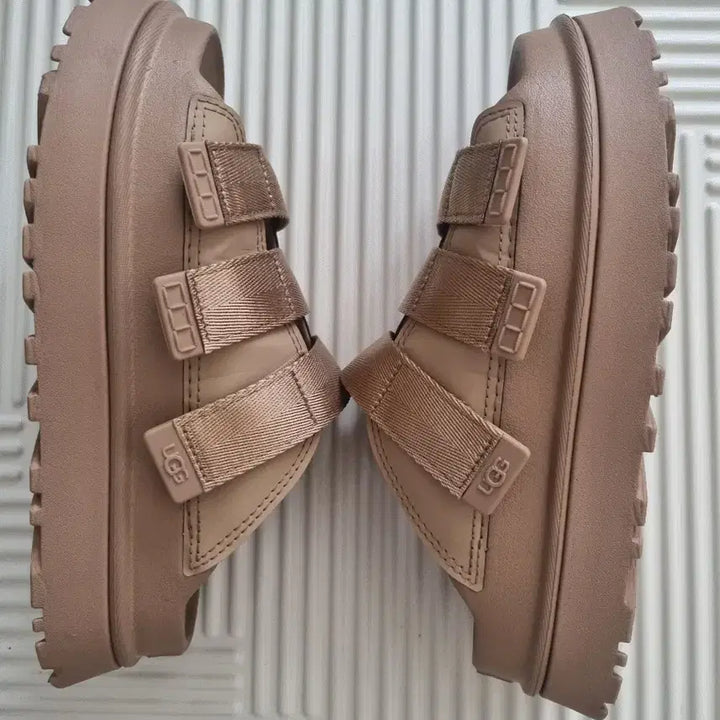 [BUNJANG] UGG GoldenGlow Slide Sandals (Size 240/US7) / [26신상/백화점정품] 어그 골든글로우 슬라이드 240