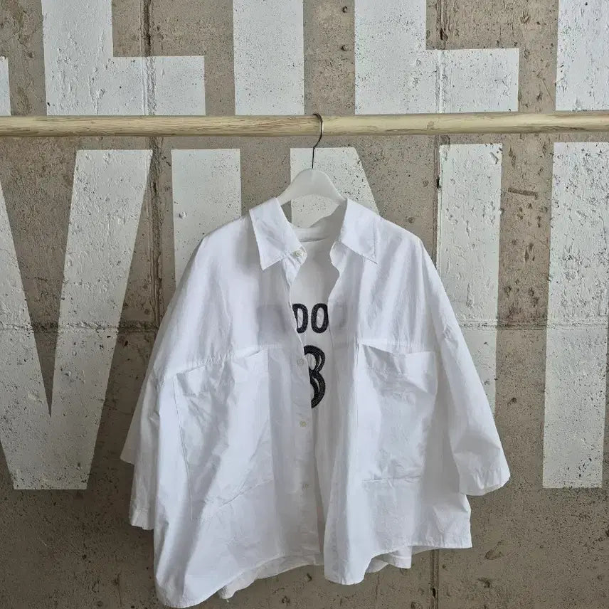 [BUNJANG] Oversized White Short-Sleeve Shirt with Pocket Detail / 넉넉하게 세련되게 반팔셔츠