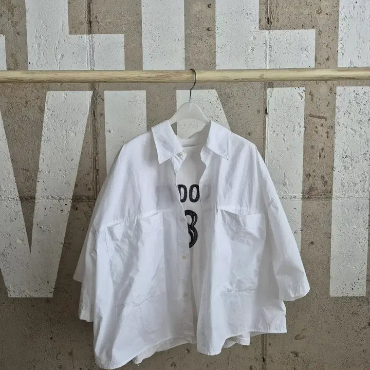 [BUNJANG] Oversized White Short-Sleeve Shirt with Pocket Detail / 넉넉하게 세련되게 반팔셔츠