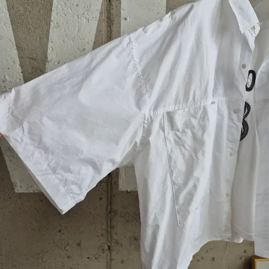 [BUNJANG] Oversized White Short-Sleeve Shirt with Pocket Detail / 넉넉하게 세련되게 반팔셔츠