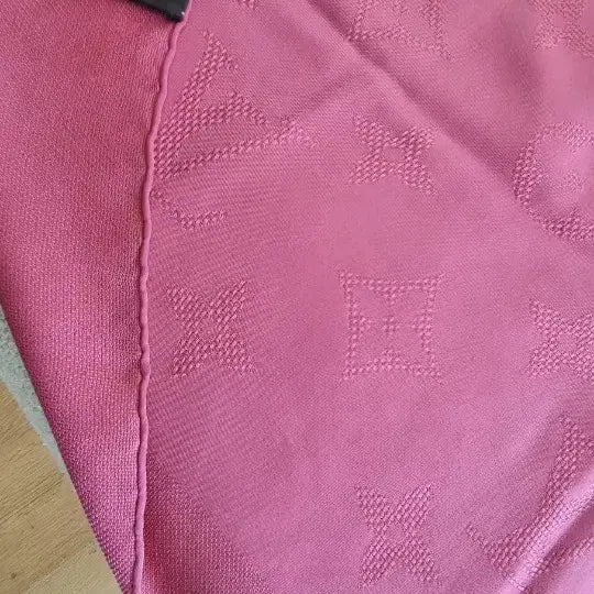 [BUNJANG] Louis Vuitton Authentic Pink Silk Scarf Size 67 / 루이비통 정품 핑크 실크스카프 67사이즈